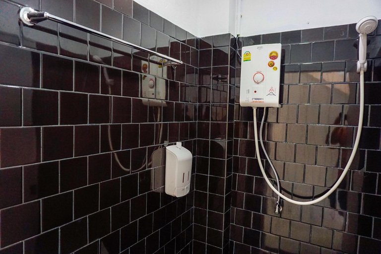 Bathroom 3, 拉尔夫青年旅舍(Ralph Hostel), Muang Chiang Mai