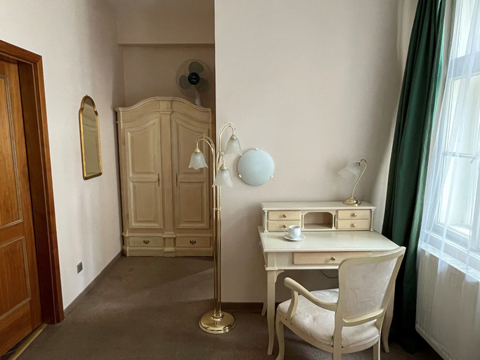 Bedroom 2, U Cervene Zidle, Praha 1