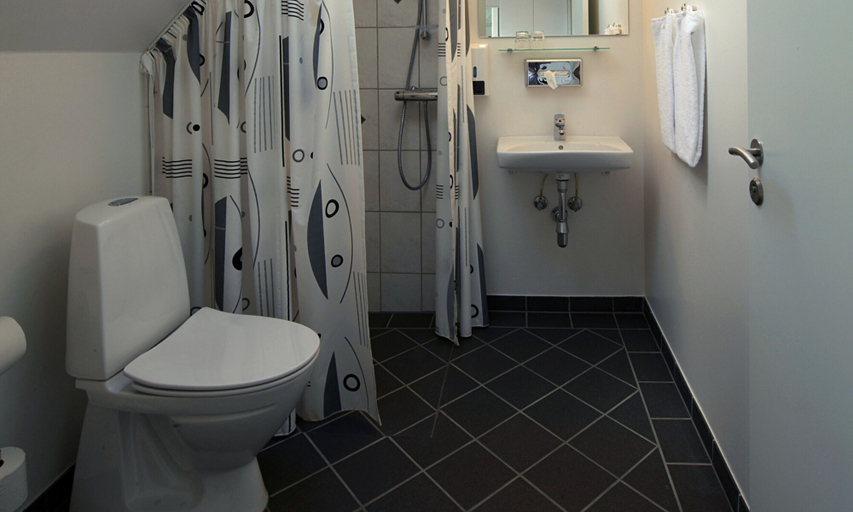 Bathroom 4, Aalbæk Badehotel, Frederikshavn