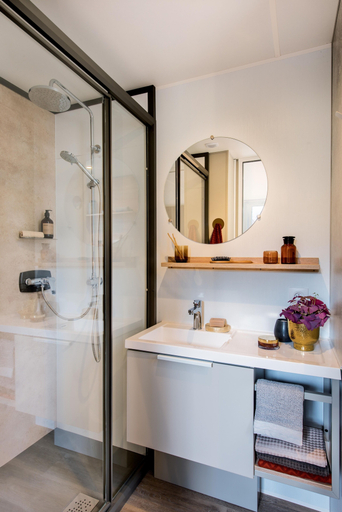 Bathroom 4, Les Mûriers, Hérault