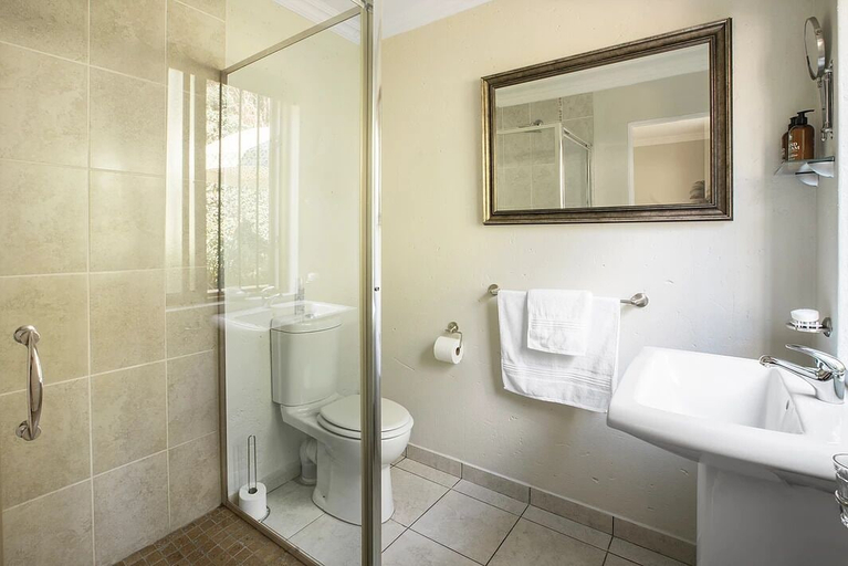 Bathroom 2, Sandton Slippers, City of Johannesburg