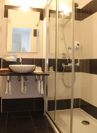 Bathroom 4, Hôtel Alexandra, Alpes-Maritimes