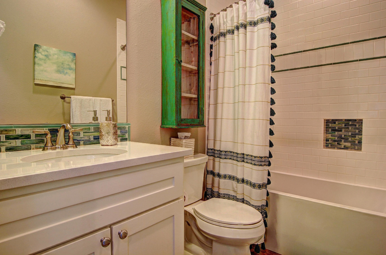 Bathroom 4, Cinnamon Shore- Soul Surfin' 128 FI, Nueces