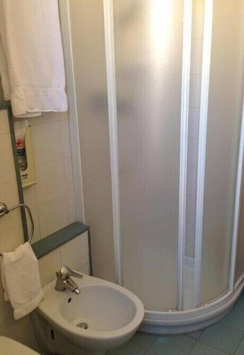 Bathroom 4, Hotel 2000, Ancona