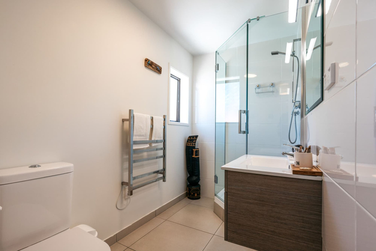 Bathroom 4, Onetangi Beach Apartments, Auckland