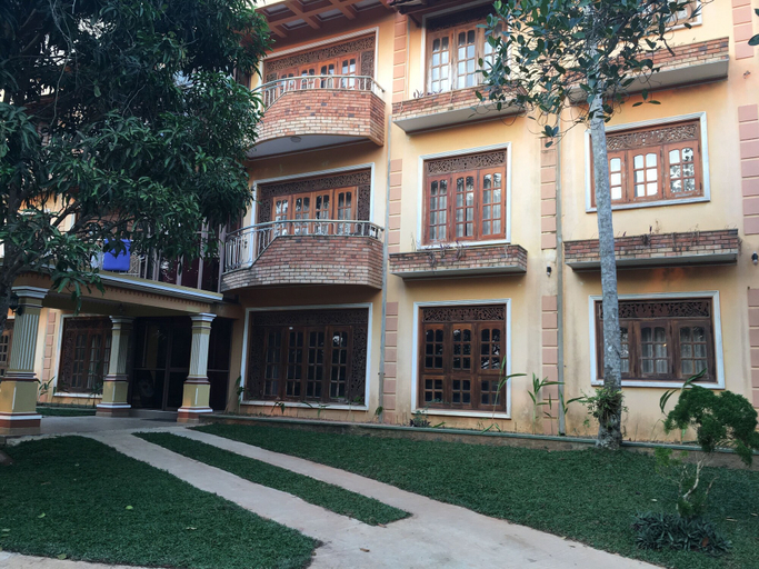Exterior & Views