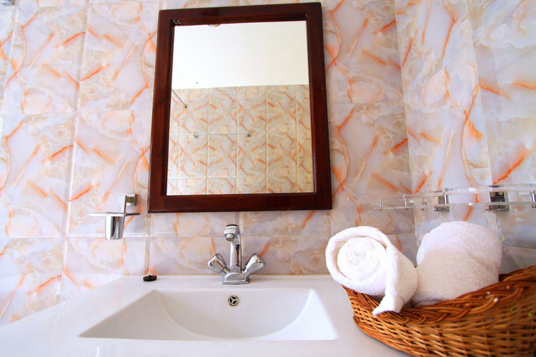 Bathroom 5, Grand Holiday, Gandaki
