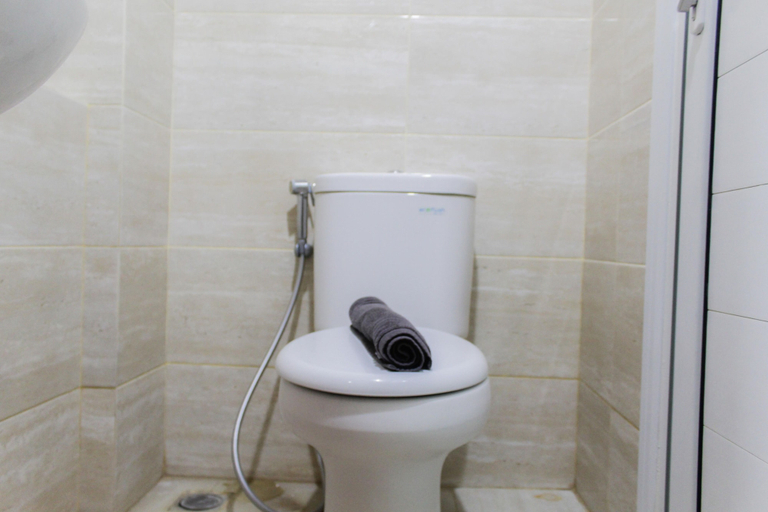 Bathroom 2, Bright Studio Apartment at Springwood Residence, Tangerang