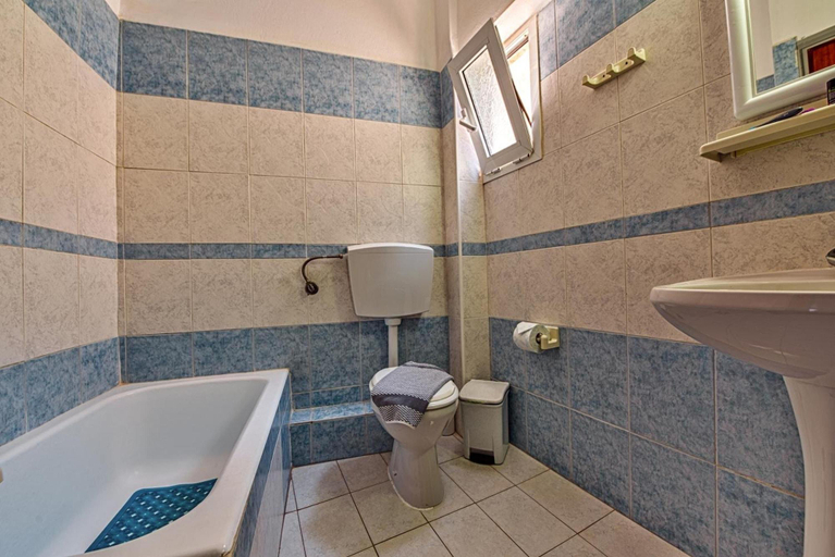Bathroom 4, Lucia Hotel, Crete
