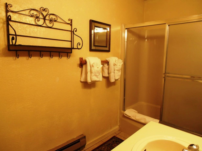 Bathroom 3, Windchime, Colfax