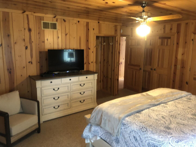 Bedroom 3, Longview Lodge, Green Lake