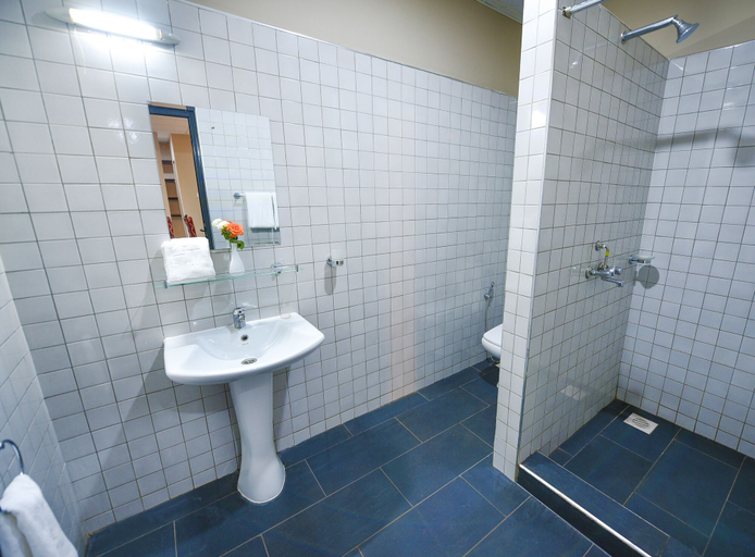 Bathroom 4, Boulevard Suites, Kampala