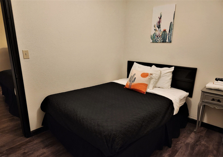 Bedroom 2, Cactus Inn & Suites, Wright