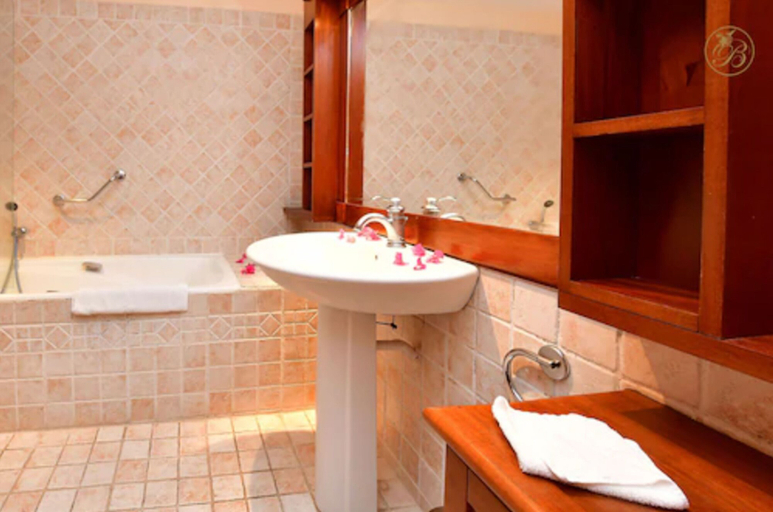 Bathroom 4, Hotel Bakoua Les Trois Ilets, Les Trois-Îlets