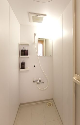 Bathroom 5, The Pax Hostel, Cafe & Records, Osaka