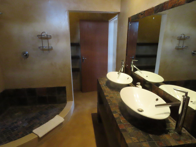 Bathroom 4, Sunset Lodge & Safaris, Mopani