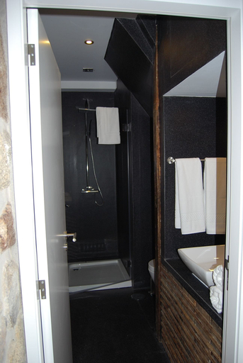 Bathroom 2, Casa dos Caldeireiros, Porto