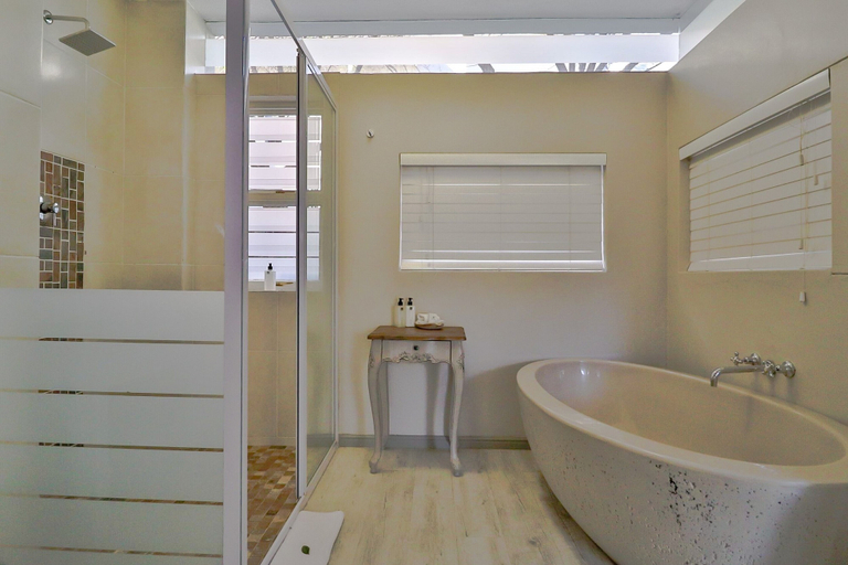 Bathroom 5, Hermanus Lodge on the Green, Overberg