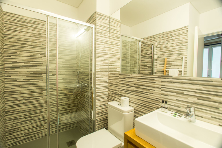 Bathroom 3, Janelas de São Bento by Porto City Hosts, Porto