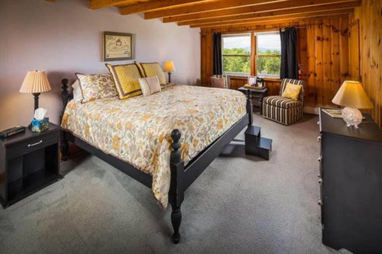Bedroom 2, Snowvillage Inn, Carroll