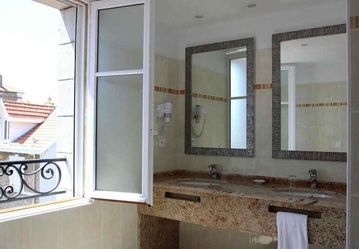 Bathroom 4, Hotel Maitagaria, Pyrénées-Atlantiques