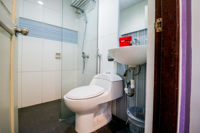 Bedroom 4, RedDoorz Plus near Universitas Lambung Mangkurat, Banjarmasin