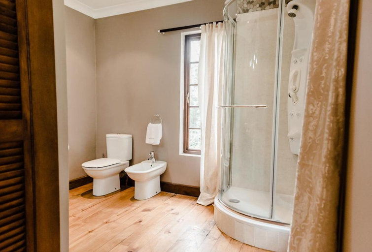 Bathroom 5, Edenbrook Country Manor, Eden