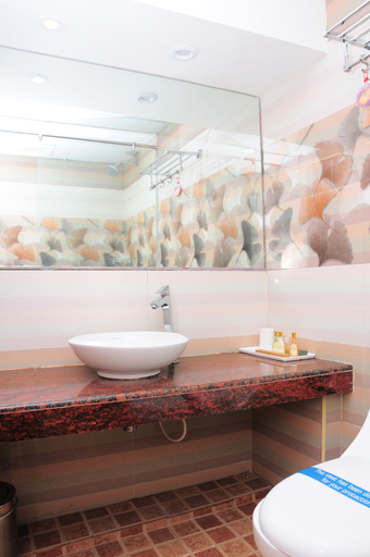 Bathroom 5, Hyders Park - The Business Hotel, Thanjavur