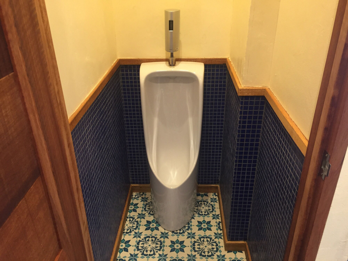 Bathroom 5, The Pax Hostel, Cafe & Records, Osaka