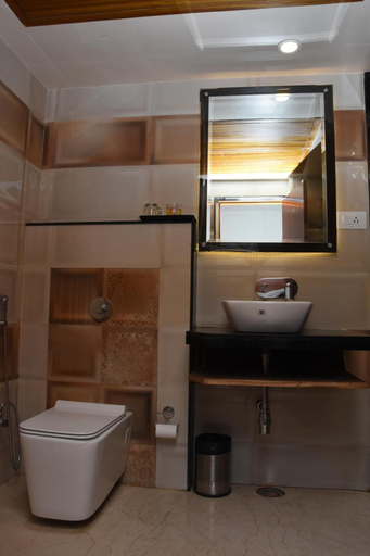 Bathroom 3, Meadows, Varanasi