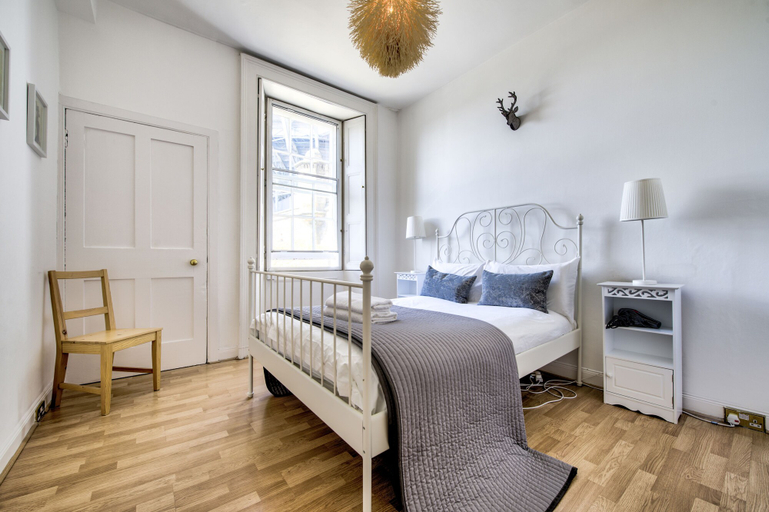 Bedroom 2, Johnston Terrace Apartment, Edinburgh