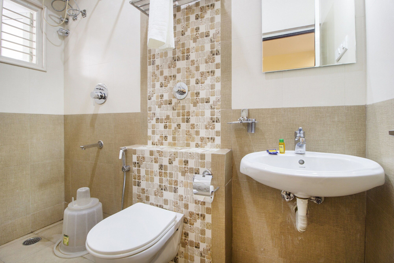 Bathroom 4, FabHotel Crown Suites - Nr. Sony Signals, Bangalore