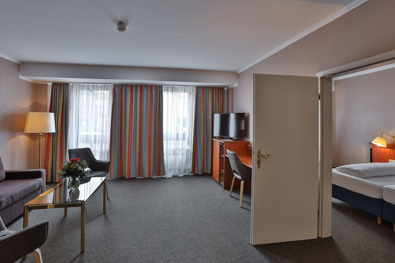 Bedroom 4, Hotel Quellenhof, Baden-Baden