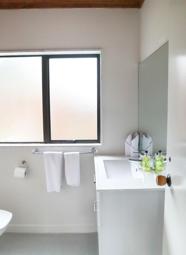 Bathroom 5, Pinewood Motels, Mackenzie