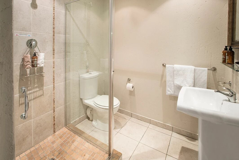Bathroom 5, Sandton Slippers, City of Johannesburg
