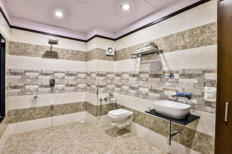 Bathroom 4, Hotel Marshall The Grand, Paldi, Ahmadabad