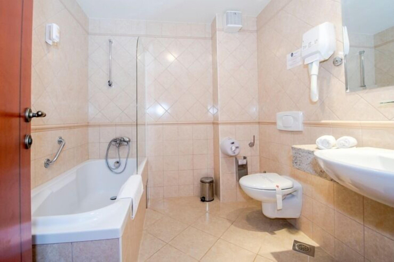 Bathroom 4, Hotel Laguna, Privlaka