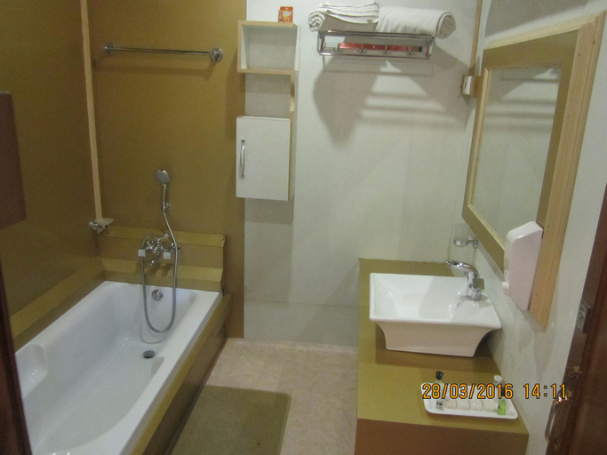 Bathroom 3, Zaffer Group of Houseboats, Srinagar