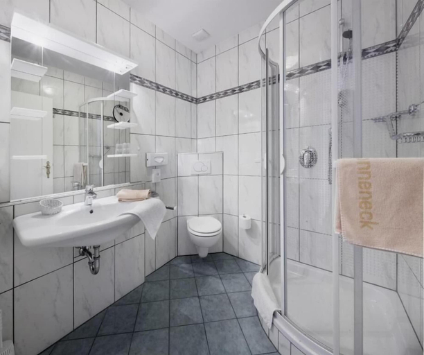 Bathroom 4, Hotel Sonneneck, Bad Kissingen