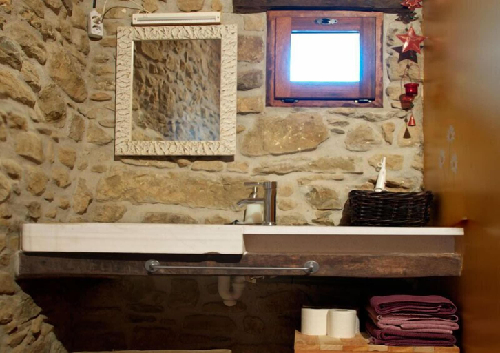 Bathroom 4, Mas Ombravella, Girona