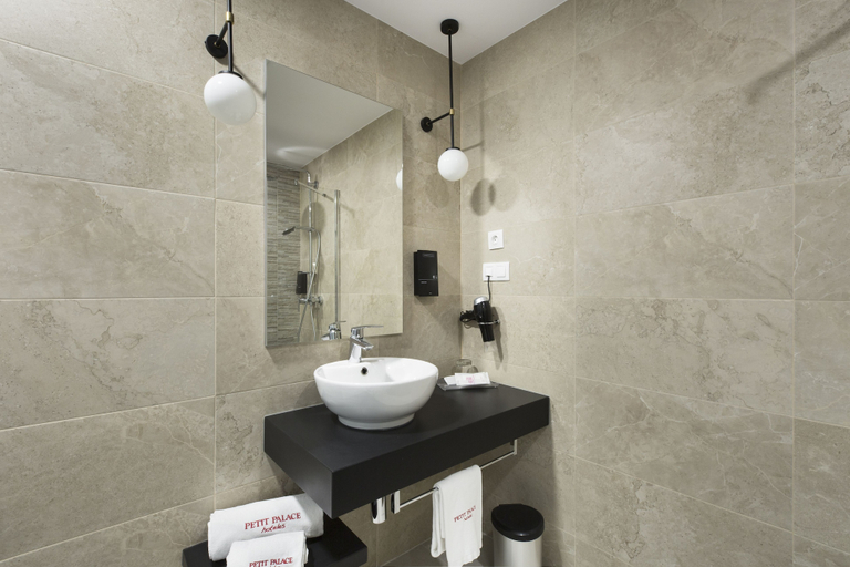 Bathroom 4, Petit Palace Triball, Madrid