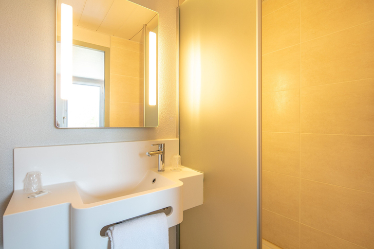 Bathroom 5, B&B HOTEL SAINT-JEAN de Maurienne, Savoie
