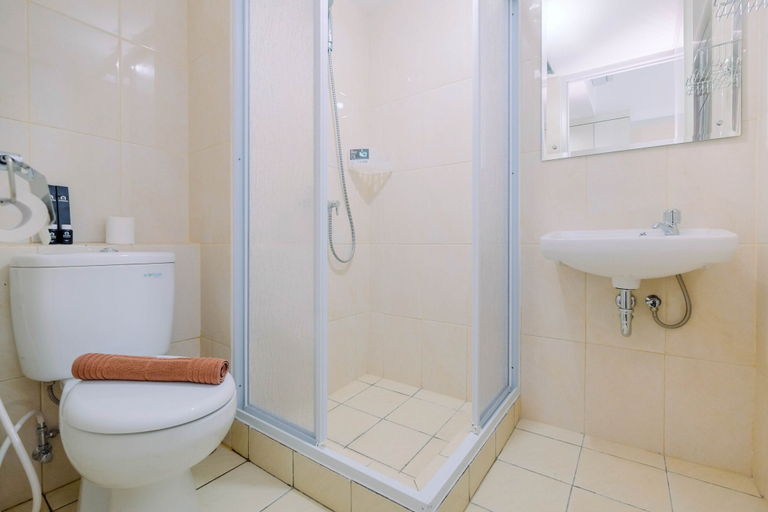 Bathroom 3, Wonderful Studio The Springlake Summarecon Apartment, Bekasi