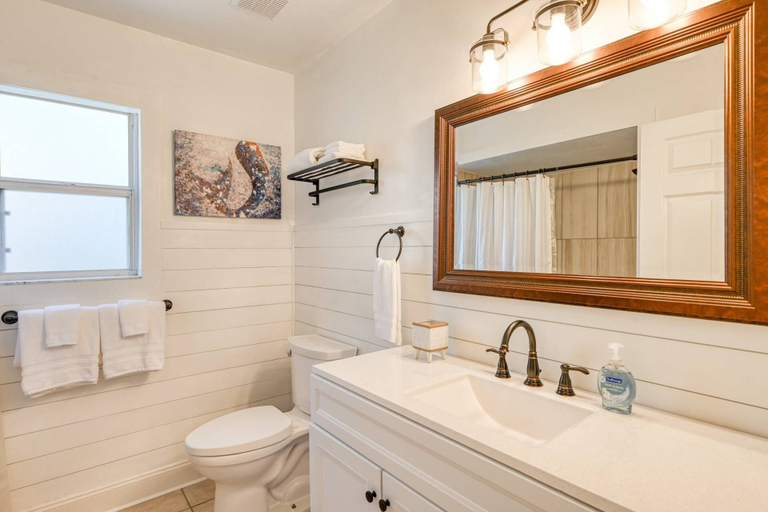 Bathroom 4, Tiki Nest, Saint Johns