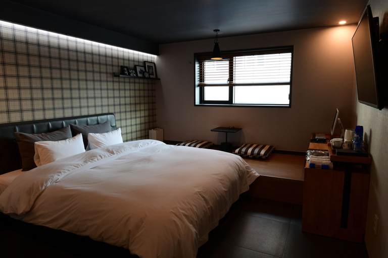 Bedroom 3, Brown Dot Daeyeon, Nam