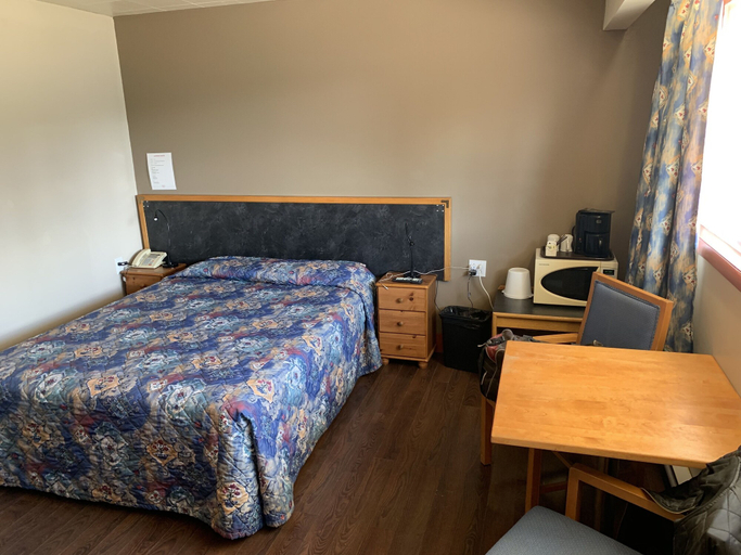 Bedroom 3, Gateway Motel, Division No. 15