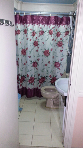 Bathroom 3, Kokomos Hotel & Restaurant, Mabalacat