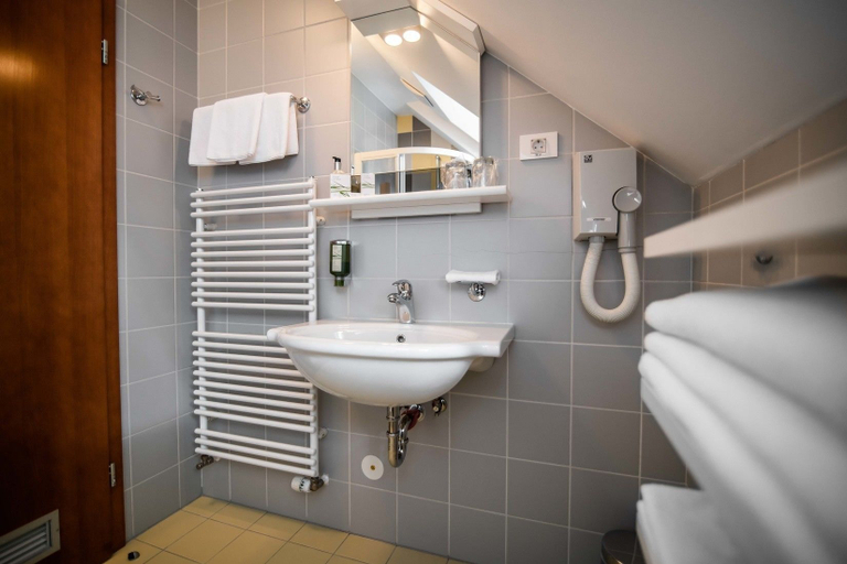 Bathroom 5, Dvor Jezeršek Brnik, Cerklje na Gorenjskem