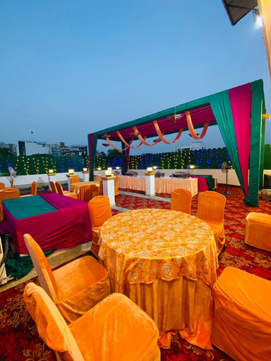 Food & Drinks, Crescent Inn, Gautam Buddha Nagar
