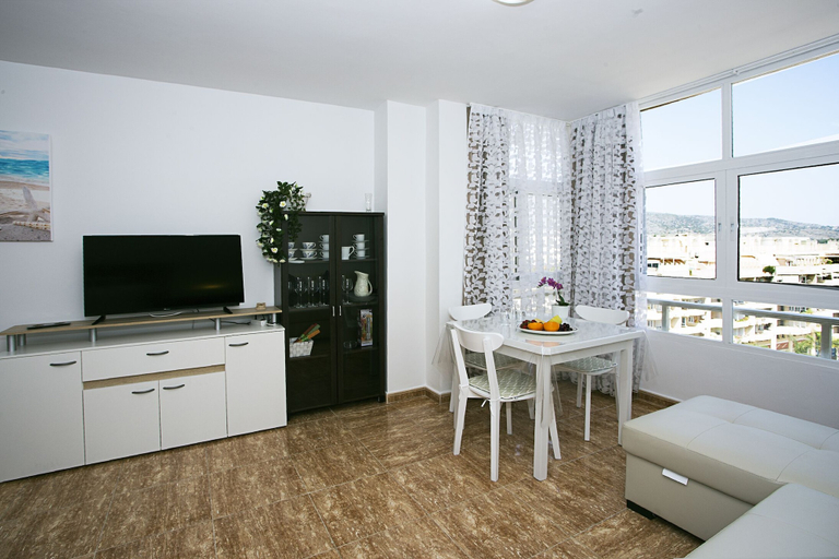 Others 5, Rainbow & Pool Apartment, Málaga